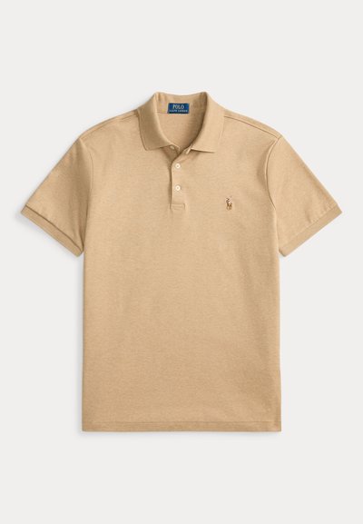 Cămașă Polo Ralph Lauren bej cu mâneci scurte, guler, trei nasturi și un mic logo brodat pe pieptul stâng.