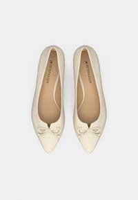 Ballerines à bout pointu en cuir blanc cassé, avec un petit nœud décoratif sur le dessus et une doublure intérieure lisse.