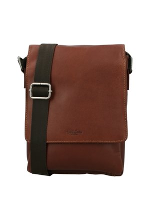 Ruskea nahkainen olkalaukku, jossa on läppä, säädettävä tumma hihna, hopeinen solki ja hienovaraiset ompeluyksityiskohdat. Sujuva pinta, jossa on minimaalinen brändäys.