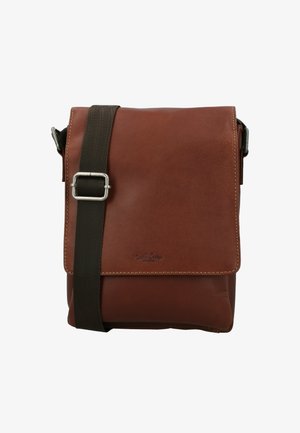 Brūna ādas plecu soma ar atloku, regulējams tumšs siksniņas, sudraba sprādze un nemanāmi izšuvumi. Gluda tekstūra ar minimālu zīmola identitāti.