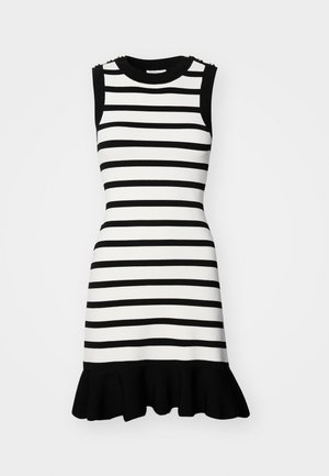 Robe rayée en noir et blanc avec une coupe ajustée, sans manches et un ourlet à volants noir évasé ; possède des accessoires décoratifs aux épaules.