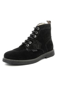 Botines de ante negros con acabado texturizado, puntera redonda, cordones y etiqueta de acento. Detalles de costura y suela con patrón.