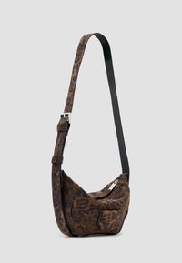 Bolso de hombro de estampado de leopardo marrón hecho de suave ante, con una correa negra ajustable y un zipper plateado. Diseño compacto y curvado.
