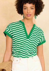 Love & Roses REGULAR FIT - Triko s potiskem - green and white wave stripe