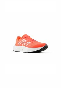 Zapatilla deportiva de color naranja brillante con parte superior de malla, detalles de logo en blanco, suela plana y suela exterior de goma negra texturizada. Diseñada para un rendimiento ligero.