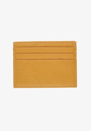 Suport pentru carduri din piele maro cămilă, cu trei buzunare pentru carduri și cusături albe vizibile pe margini, pe un fundal alb.