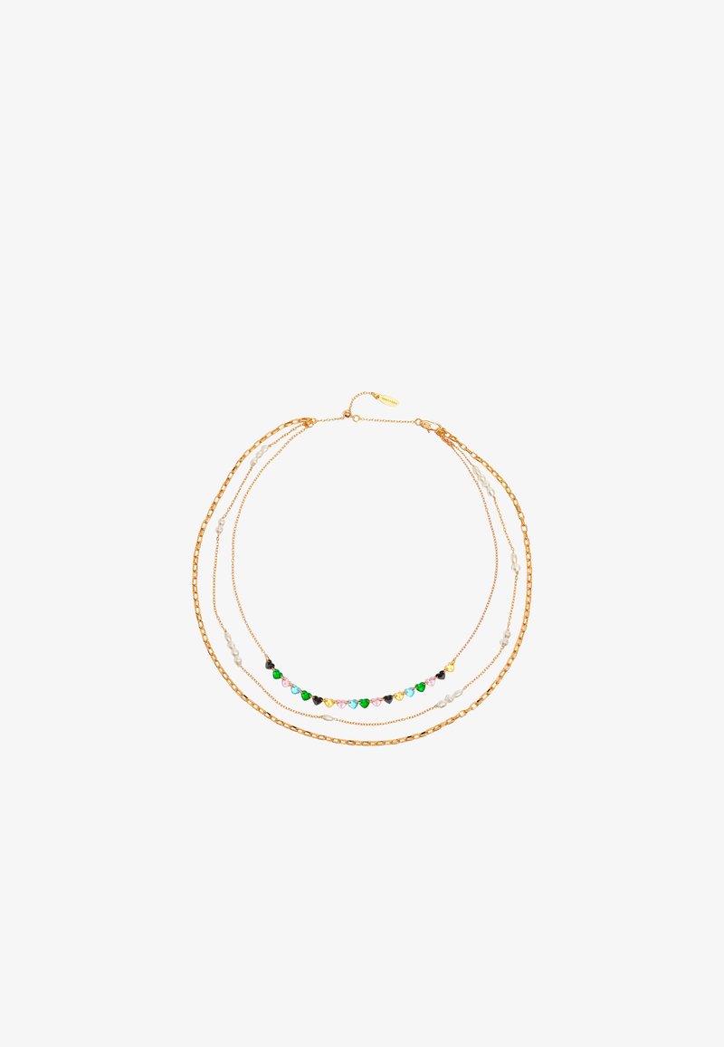 Collar en capas de oro que presenta delicadas cadenas, intercaladas con perlas blancas y cuentas en forma de corazón de colores variados en verde, rosa y negro.