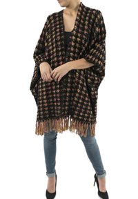Černý a mnohobarevný vzorovaný pončo s třásněmi na spodním okraji, vyrobené z měkké tkaniny, s volným střihem a otevřeným předním designem.