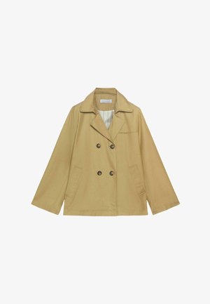 Beige zweireihige Jacke mit breiten Revers, vier dunklen Knöpfen, zwei Seitentaschen und einem gestreiften Innenfutter, das am Kragen sichtbar ist.