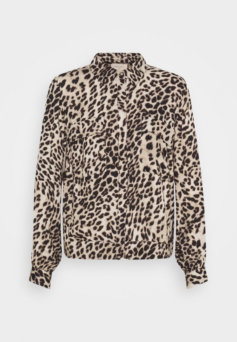 Chemise à manches longues avec boutons, imprimé léopard beige et noir, et deux poches poitrine.