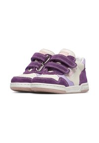 Sneaker viola e crema con due cinturini in velcro, punta tonda, finitura in suede e pelle testurizzata, e accenti pastello a contrasto.