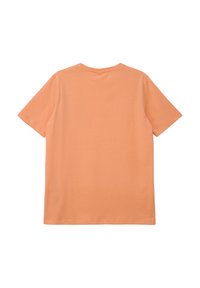 Koszulka z krótkim rękawem w jasnym brzoskwiniowym kolorze. Okrągły dekolt, luźny krój oraz gładka faktura z czystymi szwami. Widok z tyłu ukazuje prosty wzór.