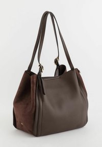 Sac à main en cuir marron avec deux longues anses, présentant un mélange de daim texturé et lisse, avec des accents en métal doré.