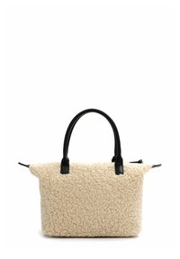Beige schapenvacht tote bag met een textuurafwerking, zwarte leren handvatten, een bovenste ritssluiting, en een gestructureerde vorm.