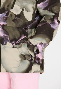 Mehrfarbige Jacke mit einem fließenden abstrakten Muster in Brauntönen, Grau und Rosa, aus einem glatten, glänzenden Material mit einer mit Reißverschluss versehenen Tasche.