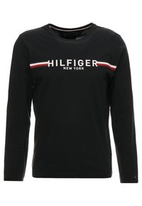 Czarna koszula z długim rękawem z napisem "HILFIGER NEW YORK" oraz czerwonymi, białymi i niebieskimi paskami na wysokości klatki piersiowej.