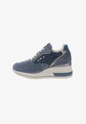 Blauwe suède en denim sneaker met witte veters, metallic accenten en een sleehakzool, gezien vanaf de buitenkant tegen een witte achtergrond.