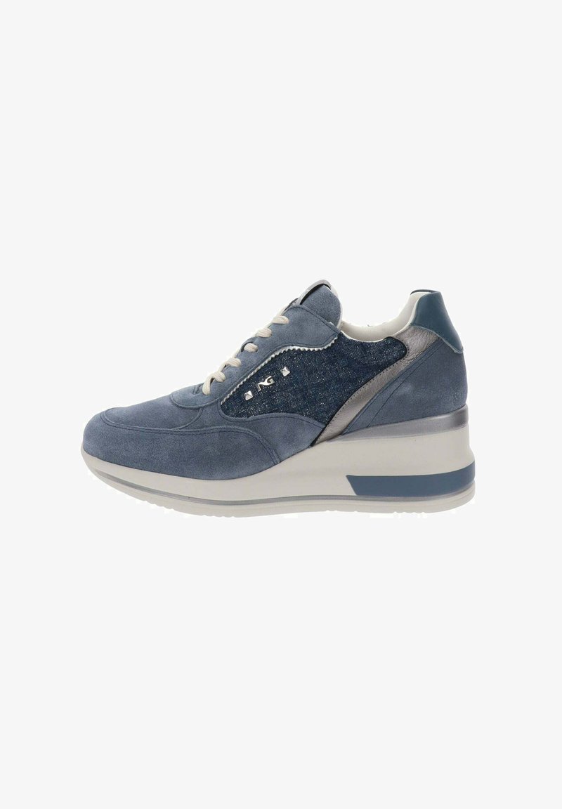 Baskets en daim bleu et en denim avec des lacets blancs, des accents métalliques et une semelle compensée, vues de côté extérieur sur un fond blanc.