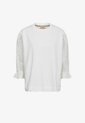 Valge pika varrukaga pluus tikitud silmaauguga padjavarrukate ja volangsete mansettidega, ümara kaelusega ja lõdva istuvusega.