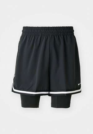 Shorts de sport noirs avec une taille élastique, présentant une couche extérieure ample et des sous-shorts ajustés. Accents de rayures blanches à l'ourlet.