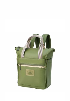 Sac à dos vert avec poignées supérieures rayées, bretelles rembourrées, poche frontale zippée et poches latérales sur fond blanc.