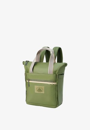 Sac à dos vert avec poignées supérieures rayées, bretelles rembourrées, poche frontale zippée et poches latérales sur fond blanc.