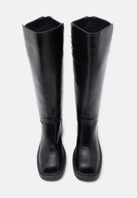 Μαύρες δερμάτινες μπότες έως το γόνατο με τετράγωνη μύτη, λεία υφή και ελάχιστες ραφές. Κλείσιμο με φερμουάρ στην εσωτερική πλευρά.