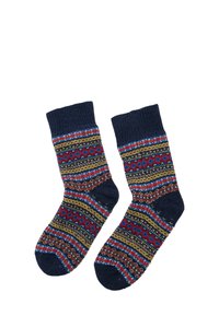 Une paire de chaussettes en laine bleu marine avec des motifs colorés en zigzag et rayures rouges, jaunes et bleues, dotées de bords côtelés et de talons et orteils renforcés.