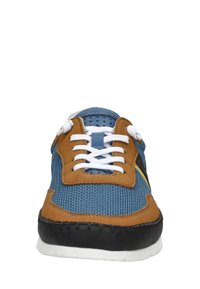 Blauwe mesh bovenzijde met bruine suède accenten, witte veters, gele streepdetails en een zwarte rubberen zool. Klassiek ontwerp van een sportieve schoen.