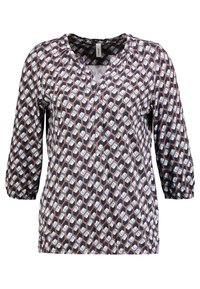 Blusa stampata con uno sfondo blu navy che presenta un motivo geometrico in azzurro chiaro e marrone. Scollatura a V e maniche a tre quarti.