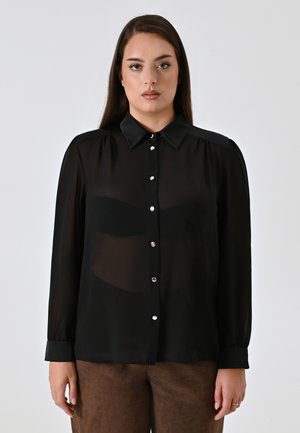 Schwarze, durchsichtige Hemdbluse mit Kragen, langen Ärmeln und silbernen Knöpfen. Glatte Textur, leicht lockere Passform und geraffte Schultern.