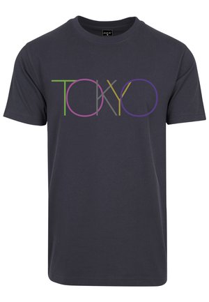 Kortermet navit T-skjorte laget av bomull med ordet "TOKYO" i overlappende fargede bokstaver: grønn, rosa, gul og grå.