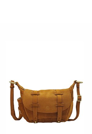 Sac messager en daim marron avec une fermeture à rabat, une bandoulière réglable et des sangles en cuir décoratives. Présente un logo discret à l'avant.