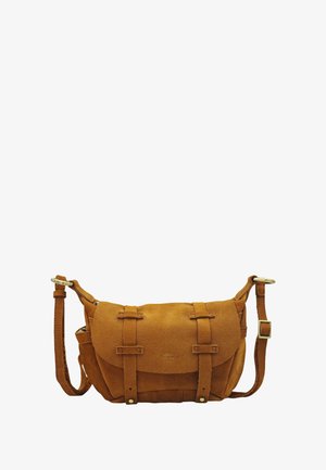 Sac messager en daim marron avec une fermeture à rabat, une bandoulière réglable et des sangles en cuir décoratives. Présente un logo discret à l'avant.