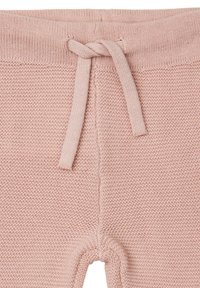 Stickade rosa joggers med ett strukturerat mönster, med dragsko i midjan och sydda detaljer längs sömmarna och benöppningarna.