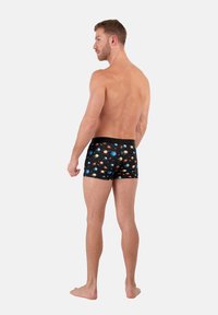 Černé boxerky s barevným vzorem planet, příjemně přiléhavý design a elastický pas. Materiál vypadá hladce a je pružný.