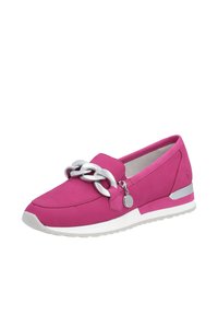 Baskets roses avec une tige lisse, accent en chaîne argentée et une semelle blanche contrastante. Comprend une semelle intérieure matelassée et un design à bout rond.