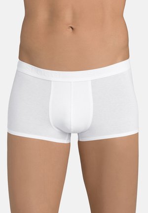 Weiße Baumwoll-Boxershorts mit körperbetontem Design, elastischem Bund mit Markenname und glatter Textur.