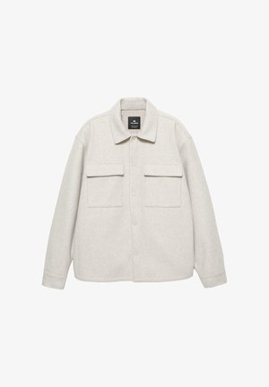 Giacca sherpa grigia chiara con chiusura a bottoni, due taschini sul petto e colletto classico. Tessuto morbido e design dal fit rilassato.