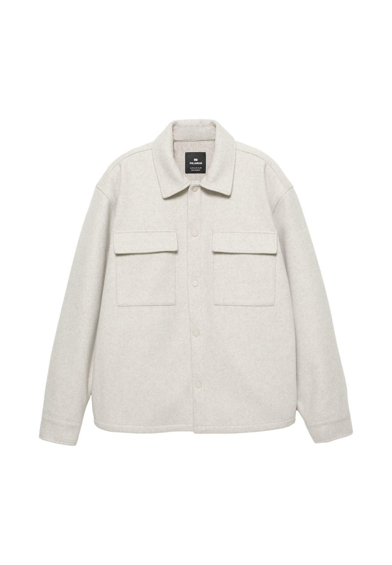 Vaaleanharmaa sherpa-takki napilla edessä, kahdella rintataskulla ja klassisella kauluksella. Pehmeä kangas ja rento istuvuus.