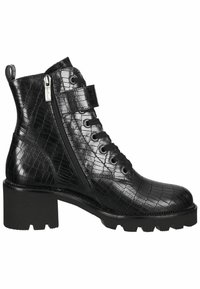 Boots en cuir noir avec texture crocodile, lacets à l'avant, fermeture éclair latérale, fermeture avec une sangle et talon bloc épais avec semelle crantée.