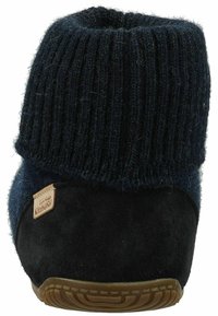 Granatowa, dzianinowa cholewka z prążkowaną fakturą, dolna sekcja z czarnego zamszu oraz brązowa, skórzana metka. Elastyczna gumowa podeszwa, zaokrąglony kształt.