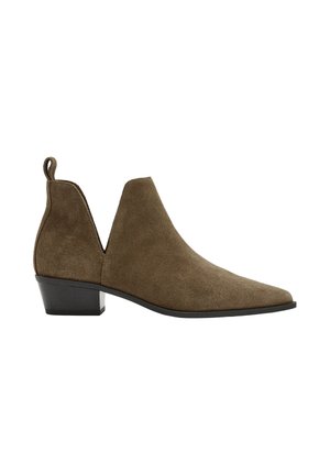 Brązowy zamszowy botek za kostkę z szpiczastym noskiem, niskim słupkowym obcasem oraz bocznym wycięciem na białym tle.