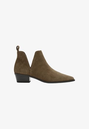 Brązowy zamszowy botek za kostkę z szpiczastym noskiem, niskim słupkowym obcasem oraz bocznym wycięciem na białym tle.