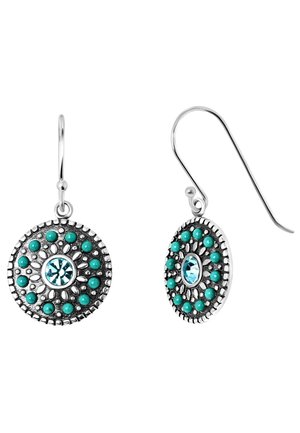 Boucles d'oreilles rondes en argent avec des perles turquoises disposées en motif floral et une pierre précieuse bleu clair au centre, suspendues à des fils de style crochet.