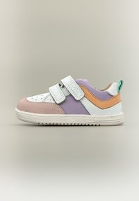 Παιδικό αθλητικό παπούτσι με λευκές, ροζ, μοβ και πορτοκαλί επιφάνειες, δύο λευκές λουρίδες με Velcro και πράσινη ταινία έλξης στη φτέρνα.