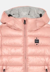 Lys rosa puffer-jakke med en blank finish, festet hette, glidel�ås foran og logo-patch. Har grå foring og quiltet mønster.