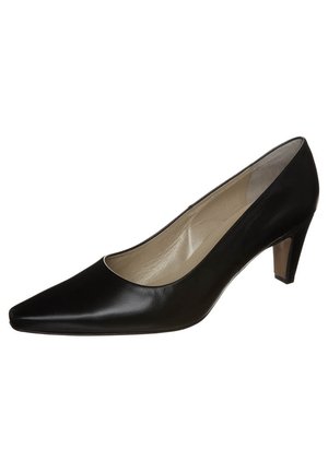 Zwarte leren hoge hak pump met een spitse neus, lage snit en een bescheiden blokhak. Het interieur heeft een gladde, lichtgekleurde voering.