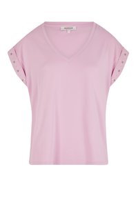 Camiseta de manga corta en color rosa con escote en V, hecha de una tela suave, con tachuelas plateadas en las mangas y un corte holgado.
