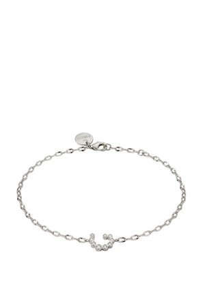 Silbernes Kettenarmband mit einem kleinen J-Anhänger, besetzt mit klaren Kristallen, und einem Markenanhänger nahe dem Verschluss.